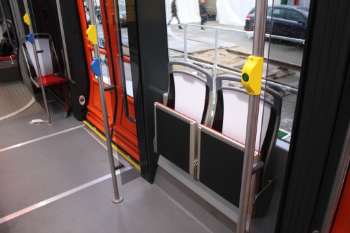 Drzwi dwuskrzydłowe i składane siedzenia w Solarisie Tramino