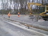 Budowa linii tramwajowej przy alei Sikorskiego (17 kwietnia 2015) - układanie podsypki (tłucznia)