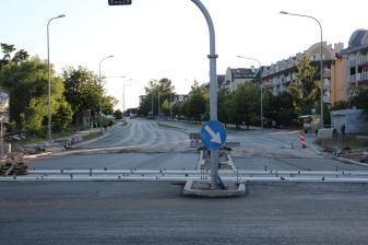 Budowa linii tramwajowej na skrzyżowaniu alei Sikorskiego z ulicami Wilczyńskiego i Płoskiego (15 czerwca 2015)