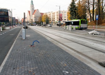 Linia tramwajowa w alei Piłsudskiego (31 października 2015) - przystanek autobusowo-tramwajowy Centrum
