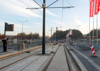 Linia tramwajowa przy alei Sikorskiego (31 października 2015) - przystanek Real