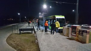 Solaris Tramino Olsztyn S111O #3001 na przystanku końcowym Uniwersytet-Prawocheńskiego podczas czwartego przejazdu próbnego (24 listopada 2015)