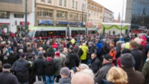 Tłumy na placu Jana Pawła II podczas oficjalnej inauguracji komunikacji tramwajowej w Olsztynie (19 grudnia 2015)