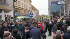 Tłumy na placu Jana Pawła II podczas oficjalnej inauguracji komunikacji tramwajowej w Olsztynie (19 grudnia 2015)