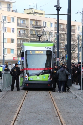 Solaris Tramino Olsztyn S111O #3006 przepasany wstęgą i gotowy do inauguracji regularnego ruchu tramwajów (19 grudnia 2015)