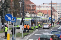 Solarisy Tramino Olsztyn S111O #3007, #3004 i #3002 (numer niewidoczny) mijają się przy przystanku Centrum (19 grudnia 2015)