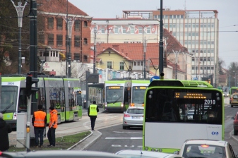 Solarisy Tramino Olsztyn S111O #3007, #3004 i #3002 mijają się przy przystanku Centrum (19 grudnia 2015)