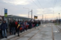 Pasażerowie czekający na przyjazd tramwaju na przystanku końcowym Kanta podczas pierwszego dnia kursowania (19 grudnia 2015)