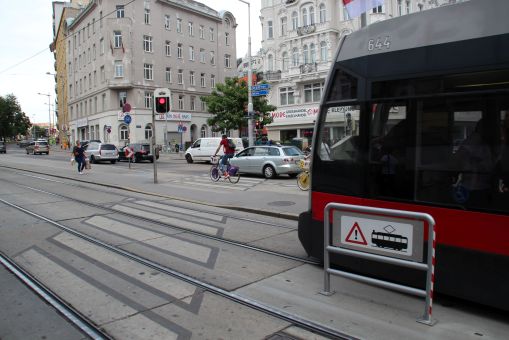 Sygnalizator ostrzegawczy na przejściu przez torowisko (światło czerwone stałe podczas przejazdu tramwaju)
