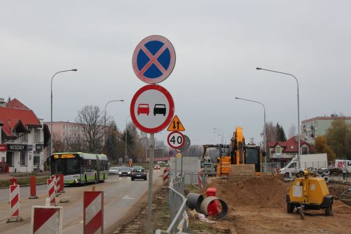 Budowa linii tramwajowej w ulicy Krasickiego, w pobliżu skrzyżowania z ulicami Sobocińskiego i Boenigka (14 listopada 2021)