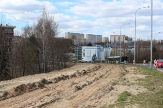 Budowa linii tramwajowej w ulicy Krasickiego, w pobliżu V Liceum Ogólnokształcącego (16 kwietnia 2022)