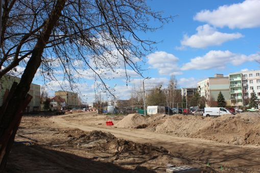 Budowa linii tramwajowej w ulicy Wilczyńskiego, między ulicą Wachowskiego a przyszłym przystankiem końcowym Pieczewo (16 kwietnia 2022)