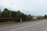 Budowa linii tramwajowej w ulicy Krasickiego (1 lipca 2022) - szyny tramwajowe składowane w pobliżu skrzyżowania z łącznikiem z ulicą Dąbrowskiej