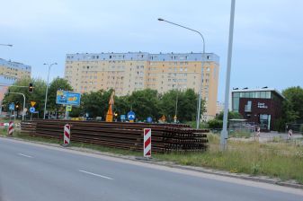 Budowa linii tramwajowej w ulicy Krasickiego (1 lipca 2022) - szyny tramwajowe składowane w pobliżu skrzyżowania z ulicą Wańkowicza