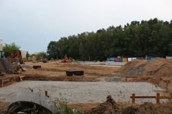 Budowa linii tramwajowej w ulicy Wilczyńskiego, w okolicach przyszłego przystanku końcowego Pieczewo (1 lipca 2022) - widoczne fundamenty budynku socjalnego dla motorniczych i kierowców