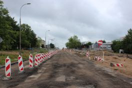 Budowa linii tramwajowej w alei Piłsudskiego, między skrzyżowaniem z ulicami Wyszyńskiego i Leonharda a placem Inwalidów Wojennych (2 lipca 2022)