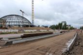 Budowa linii tramwajowej w alei Piłsudskiego, w pobliżu remontowanej hali Urania (2 lipca 2022)