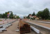 Budowa linii tramwajowej w alei Piłsudskiego, w pobliżu remontowanej hali Urania (2 lipca 2022)