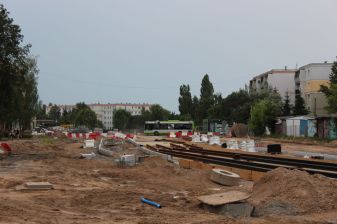 Budowa linii tramwajowej w ulicy Wilczyńskiego, między ulicami Wachowskiego i Gębika (1 lipca 2022) - w tle autobus zastępczej linii Z13 na tymczasowym przystanku końcowym Gębika