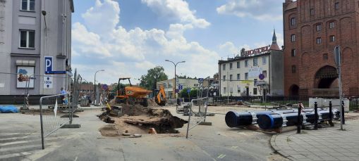 Przygotowania do budowy torowiska na skrzyżowaniu placu Jedności Słowiańskiej oraz ulic 11 Listopada, Skłodowskiej-Curie i Nowowiejskiego (1 lipca 2022)