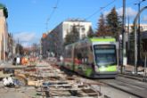 Solaris Tramino S111 Olsztyn #3007 na linii 2 przejeżdża odcinkiem jednotorowym przez budowę linii tramwajowej na skrzyżowaniu ulicy Kościuszki z aleją Piłsudskiego (3 listopada 2022)