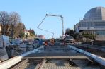 Budowa linii tramwajowej w alei Piłsudskiego - wylewanie betonowej podbudowy torowiska między ulicami Kościńskiego i Grotha (3 listopada 2022)