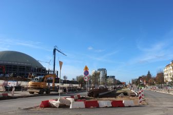 Budowa linii tramwajowej w alei Piłsudskiego, na wysokości przebudowywanej hali Urania (3 listopada 2022)