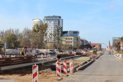 Budowa linii tramwajowej w alei Piłsudskiego, na wysokości przebudowywanej hali Urania (3 listopada 2022)