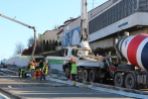 Budowa linii tramwajowej w alei Piłsudskiego - wylewanie betonowej podbudowy torowiska między ulicami Kościńskiego i Grotha (3 listopada 2022)