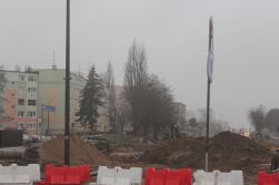 Budowa linii tramwajowej w alei Piłsudskiego, w pobliżu skrzyżowania z ulicami Wyszyńskiego i Leonharda (15 stycznia 2023)