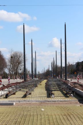 Budowa linii tramwajowej w alei Piłsudskiego, w pobliżu placu Inwalidów Wojennych (10 kwietnia 2023)