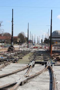 Budowa linii tramwajowej w alei Piłsudskiego, w pobliżu przystanku Planetarium (10 kwietnia 2023)