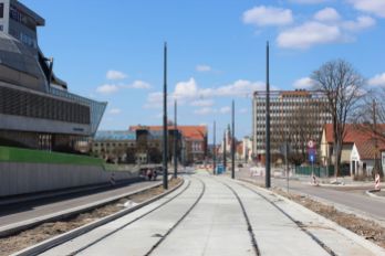 Budowa linii tramwajowej w alei Piłsudskiego, w pobliżu skrzyżowania z ulicą Narutowicza (10 kwietnia 2023)