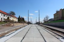 Budowa linii tramwajowej w alei Piłsudskiego, w pobliżu zachodniego skrzyżowania z ulicą Grotha (10 kwietnia 2023)