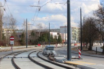 Budowa linii tramwajowej w ulicy Wilczyńskiego, w pobliżu skrzyżowania z ulicą Jeziołowicza (10 kwietnia 2023)