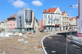 Budowa linii tramwajowej na skrzyżowaniu ulic 11 Listopada, Skłodowskiej-Curie, Nowowiejskiego i Staromiejskiej oraz placu Jedności Słowiańskiej (10 kwietnia 2023)