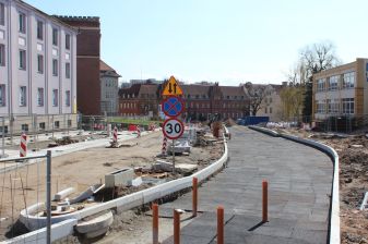 Budowa linii tramwajowej na placu Jedności Słowiańskiej - miejsce nowego przystanku końcowego Wysoka Brama (10 kwietnia 2023)