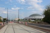 Budowa linii tramwajowej w alei Piłsudskiego, w pobliżu placu Daszyńskiego - w tle remontowana hala Urania (5 lipca 2023)