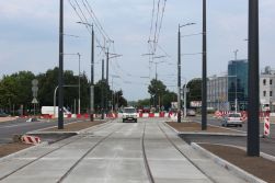 Budowa linii tramwajowej w alei Piłsudskiego, w pobliżu skrzyżowania z ulicami Wyszyńskiego i Leonharda (5 lipca 2023)