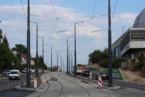 Budowa linii tramwajowej w alei Piłsudskiego, w pobliżu skrzyżowania z ulicą Kościńskiego (5 lipca 2023)