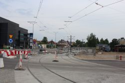 Budowa linii tramwajowej na skrzyżowaniu alei Piłsudskiego z ulicami Wyszyńskiego i Leonharda (5 lipca 2023)
