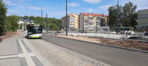 Budowa linii tramwajowej w ulicy Wilczyńskiego - Solaris Urbino 18 IV #2029 na linii 113 w kierunku Dajtek podjeżdża na przystanek początkowy na nowej pętli Pieczewo (29 lipca 2023)