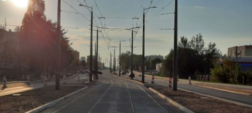 Budowa linii tramwajowej w alei Piłsudskiego, w pobliżu skrzyżowania z ulicami Wyszyńskiego i Leonharda (13 sierpnia 2023)