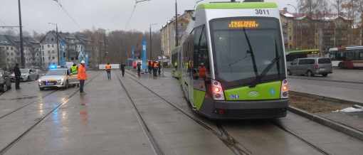 Pierwszy przejazd testowy trasą na Pieczewo - Solaris Tramino Olsztyn S111O #3011 na przystanku końcowym Pieczewo (20 listopada 2023)