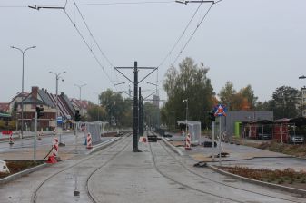 Budowa linii tramwajowej w ulicy Wyszyńskiego - przystanek Piłsudskiego, po prawej podstacja trakcyjna (22 października 2023)