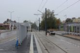 Budowa linii tramwajowej w ulicy Wyszyńskiego - przystanek Piłsudskiego, po prawej podstacja trakcyjna (22 października 2023)