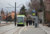 Solaris Tramino Olsztyn S111O #3008 na linii 4 odjeżdża z przystanku Boenigka w kursie w pierwszym dniu funkcjonowania trasy tramwajowej na Pieczewo (30 grudnia 2023)