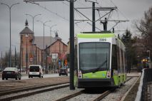 Solaris Tramino Olsztyn S111O #3009 na linii 4 zbliża się do przystanku Boenigka w kursie w pierwszym dniu funkcjonowania trasy tramwajowej na Pieczewo (30 grudnia 2023)