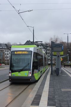 Solaris Tramino Olsztyn S111O #3009 przed inauguracyjnym kursem linii 4 w pierwszym dniu funkcjonowania trasy tramwajowej na Pieczewo (30 grudnia 2023)