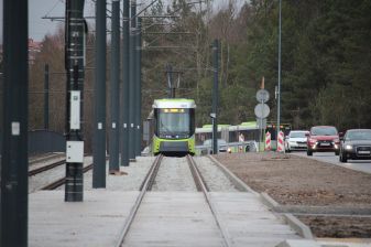 Durmazlar Panorama Olsztyn DRP5H05 #3020 na linii 4 odjeżdża z przystanku Boenigka w pierwszym dniu funkcjonowania trasy tramwajowej na Pieczewo (30 grudnia 2023)